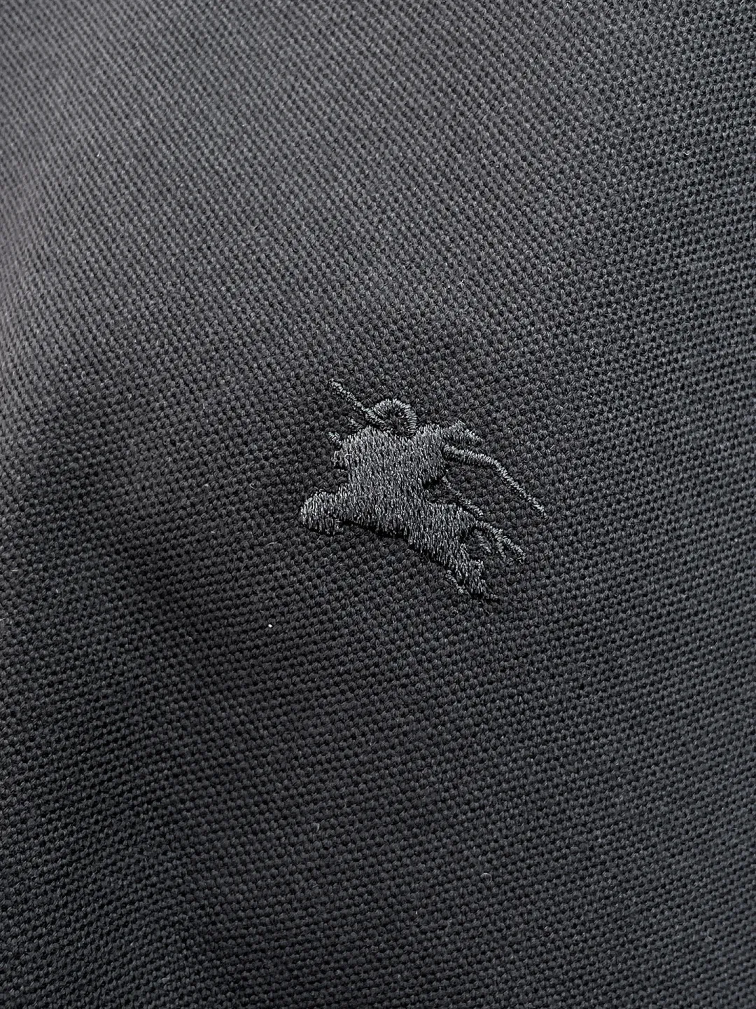 Burberry New Arrival Polo shirt, complete with three labels, original fabric, original customized accessories, official Same Style, made of 210g pure cotton pique fabric, customized same-tank dyed fabric, very comfortable and smooth to the touch, very wide and stylish, produced by the first-line brand Factory, imported Behringer embroidery machine, embroidery is full and textured, the collar rib is woven with imported yarn, does not deform after long-term wear, the most New Arrival style in spring and summer, fashionable and individual Super Versatile and good-looking. It is very suitable for both men and women. It is a must-have for everyone. Size: S-XXL